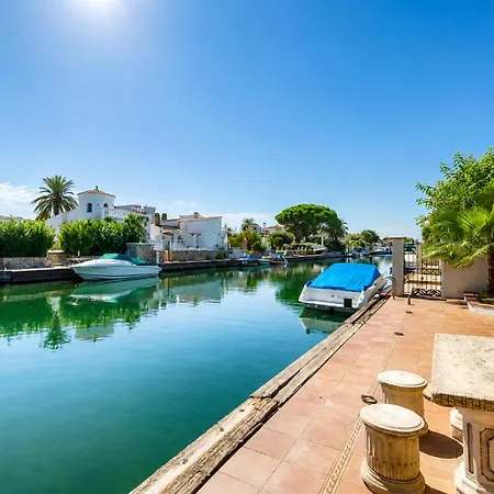 Villa Al Canal Con Piscina