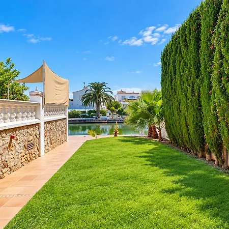 Villa Al Canal Con Piscina